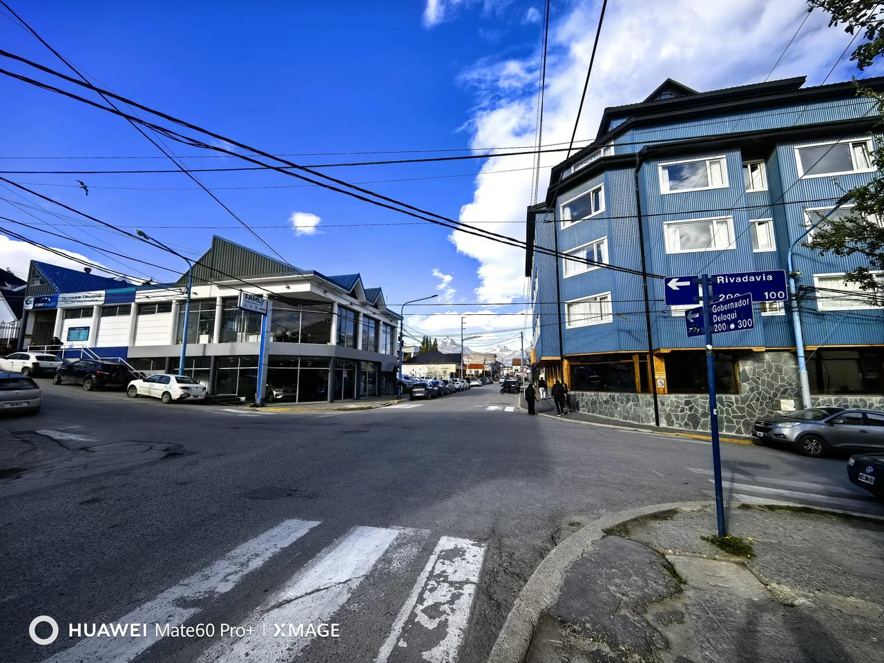 2018年10月我们住的酒店（蓝色四层楼），对面原来是吉利汽车店，现在还卖汽车，