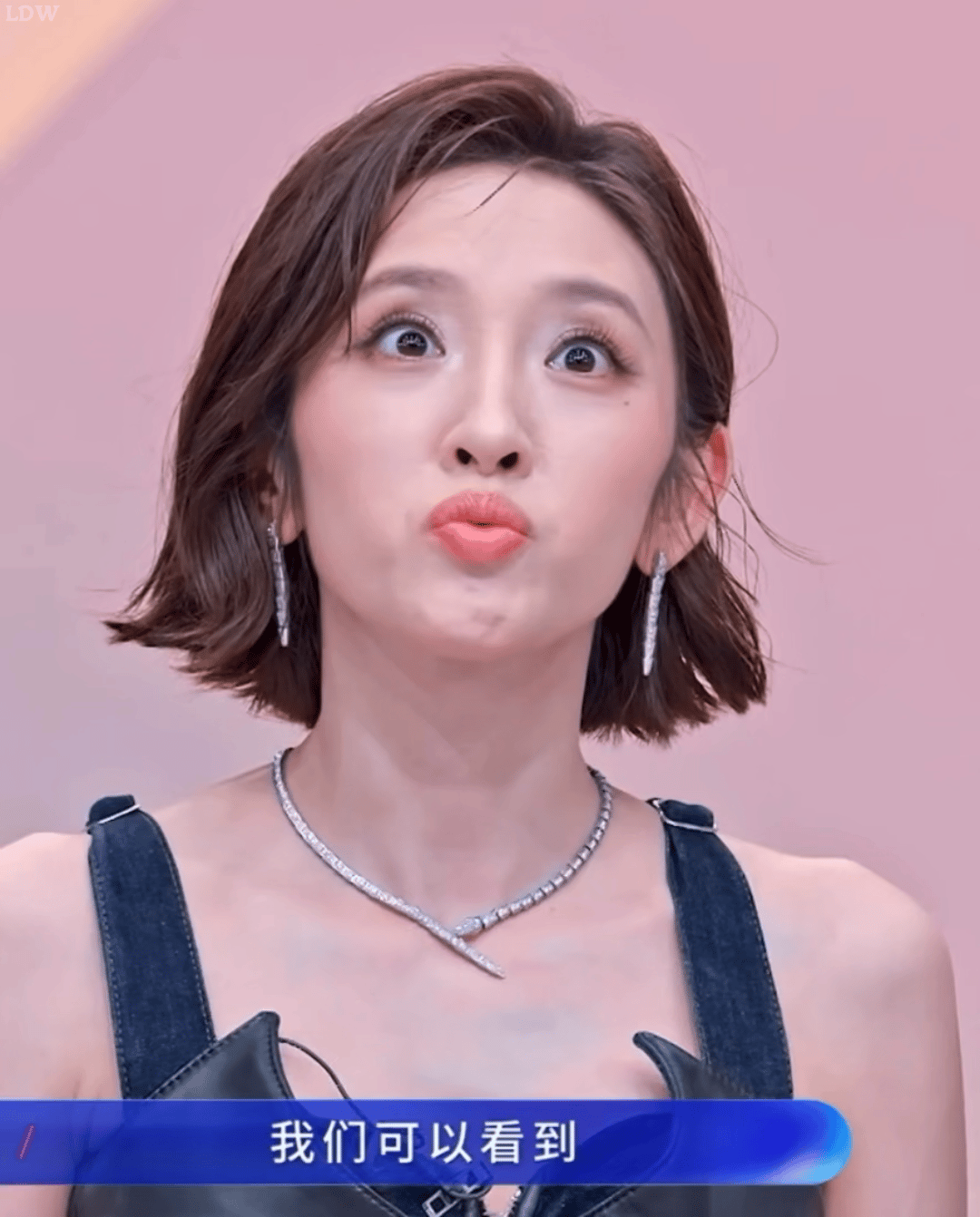 豪掷几乎一半的票数，一个女孩惊讶但是压不住嘴角上扬暗爽中，一个女孩看到心爱的女孩