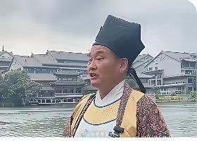 大衣哥台儿庄这事儿，细品有三处不对劲：第一，人没毛病，衣服添乱。老朱唱《土琵琶》