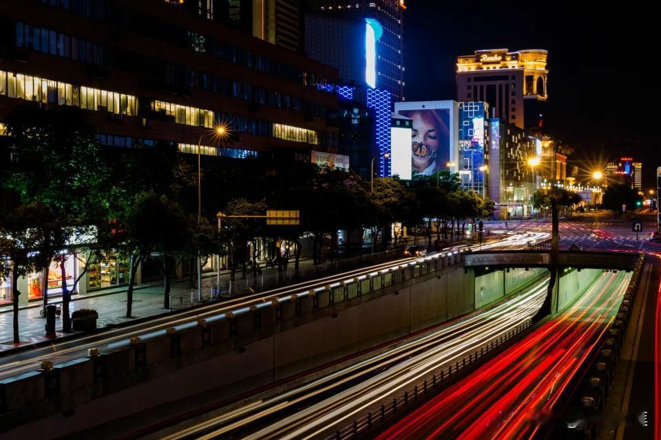 在成都天府广场拍夜景的尴尬

春熙路不远就是天府广场，我们刚来成都去春熙路住宿时