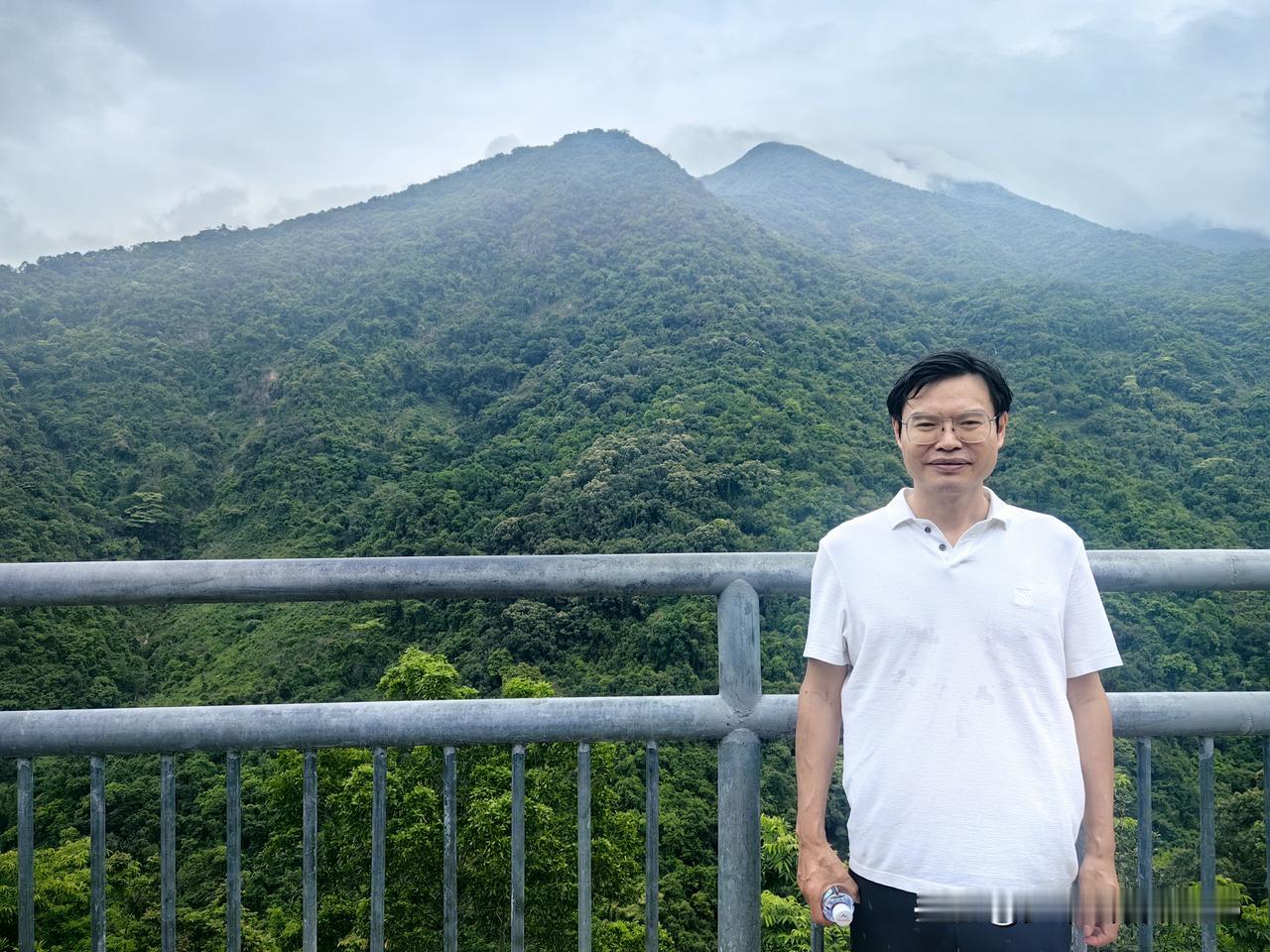 趁着假期爬“鹏城第一峰”梧桐山，站在深圳最高处，左边是繁华都市，右边是连绵山海。
