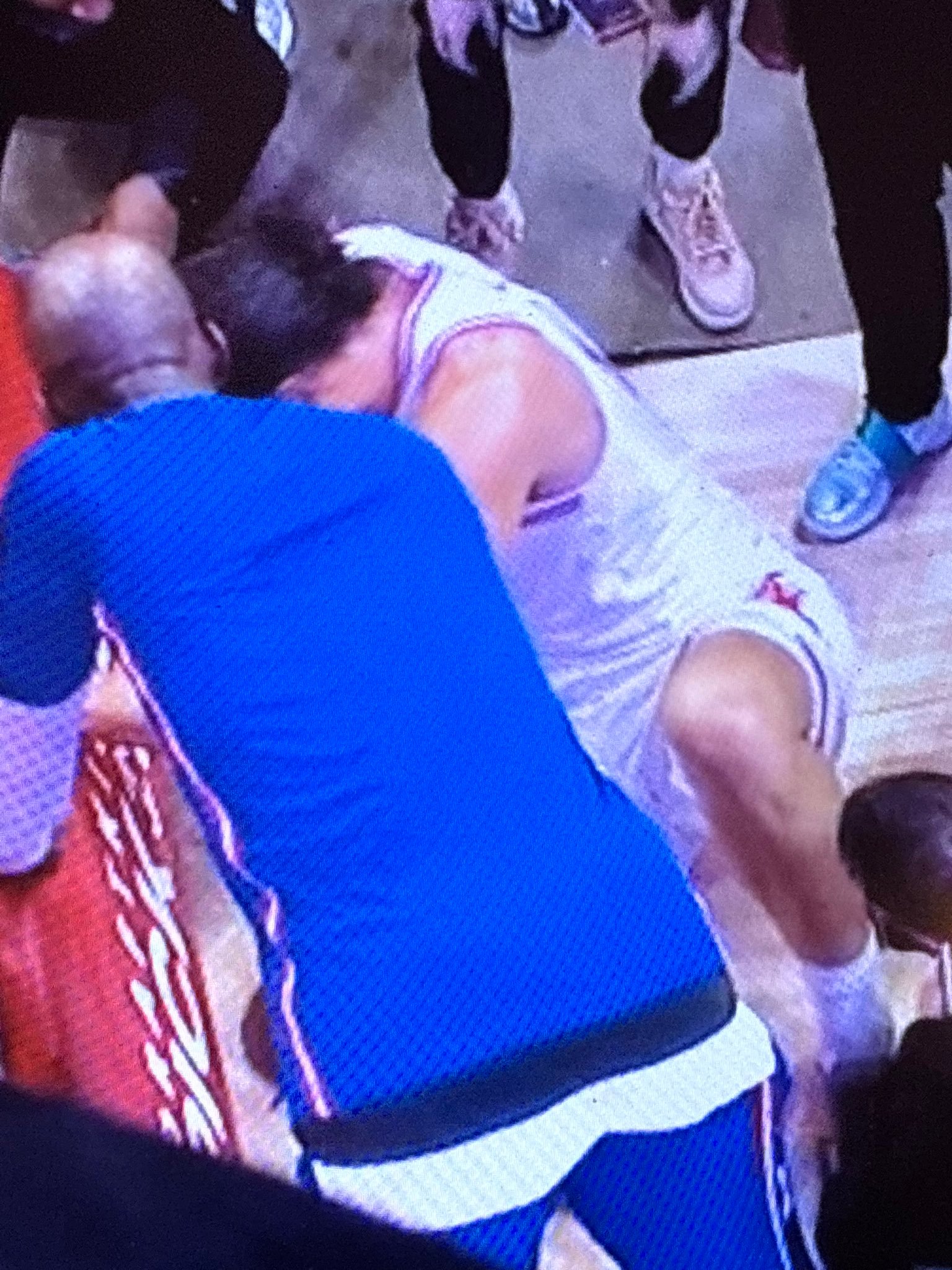 亚当斯倒地了。。。鹈鹕vs火箭休斯顿火箭