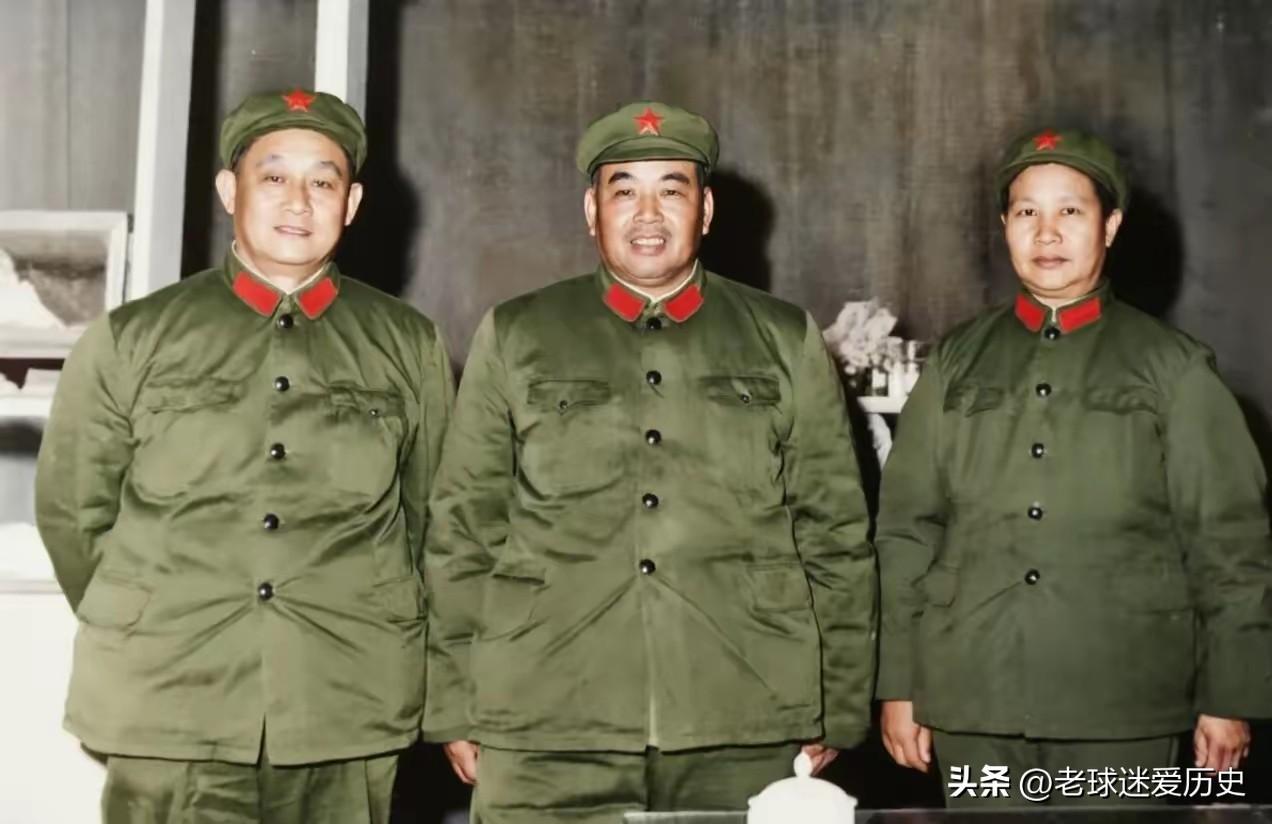 这张老照片是许世友将军、周纯麟将军与周夫人邓文秀的珍贵合影。
三人身着经典的六五