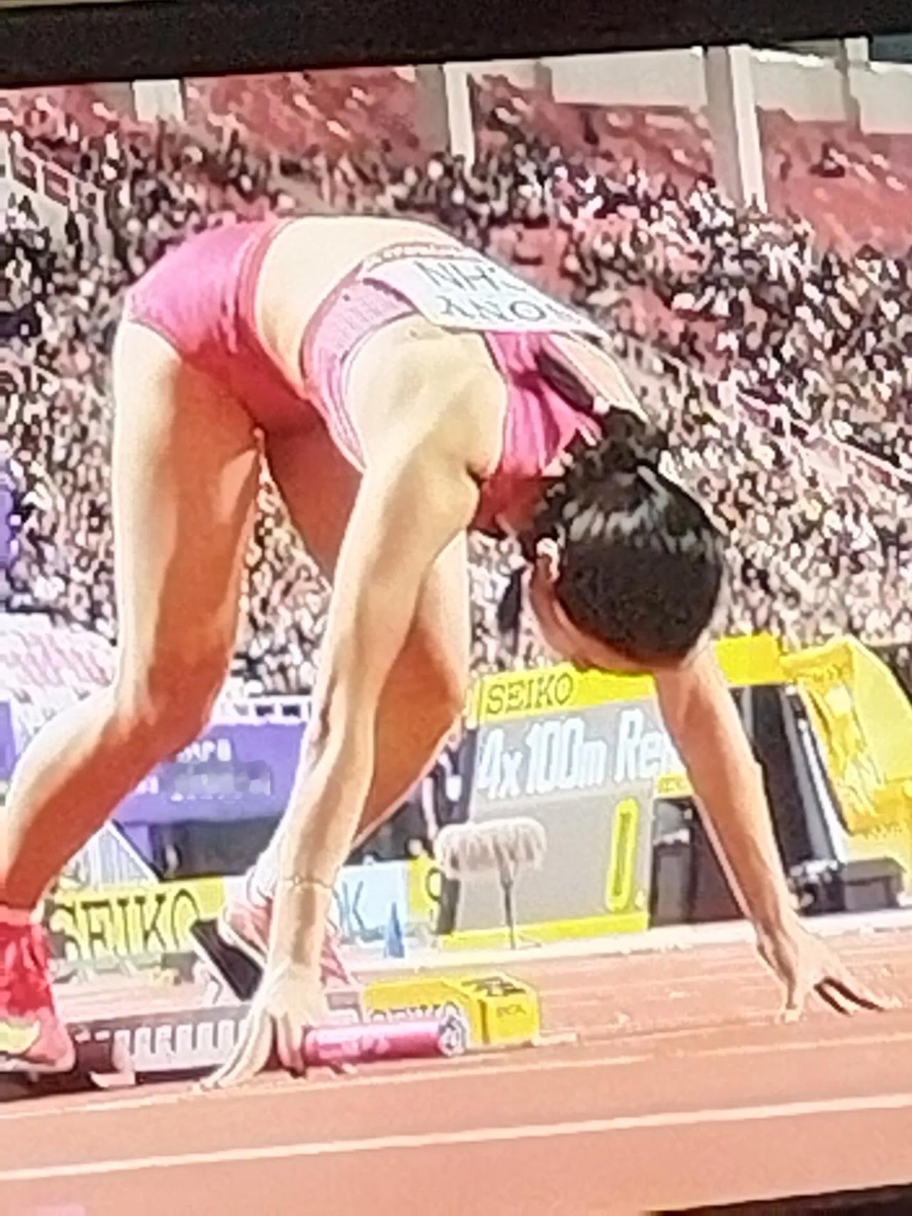 今晚中国女子4×100米接力赛弥补了昨天交接棒失利的遗憾。在第2阶段的比赛中，中
