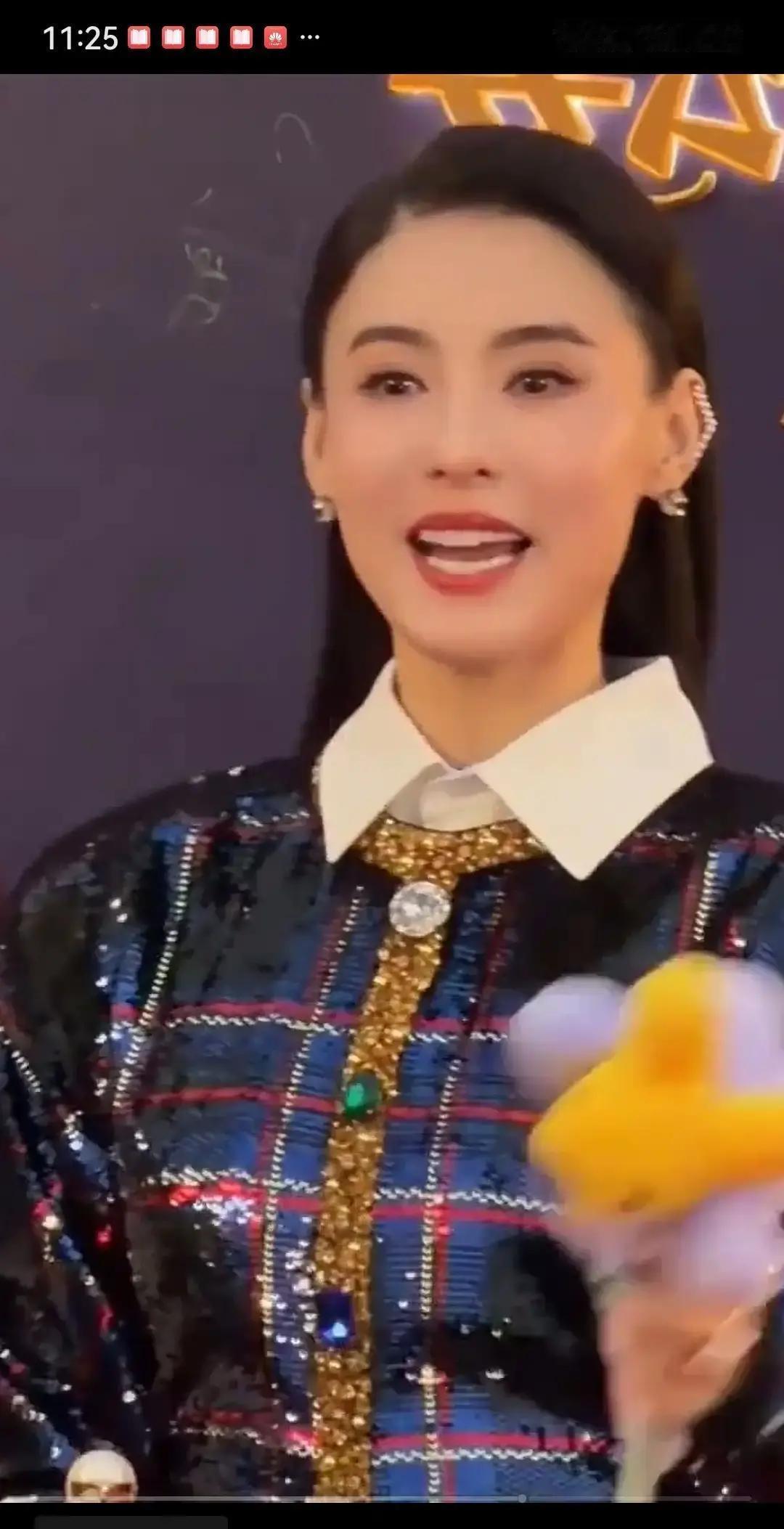 成都街头，张柏芝紫裙闪成灯海，下一秒她却突然蹲下给粉丝系鞋带。
 
这一幕炸上热