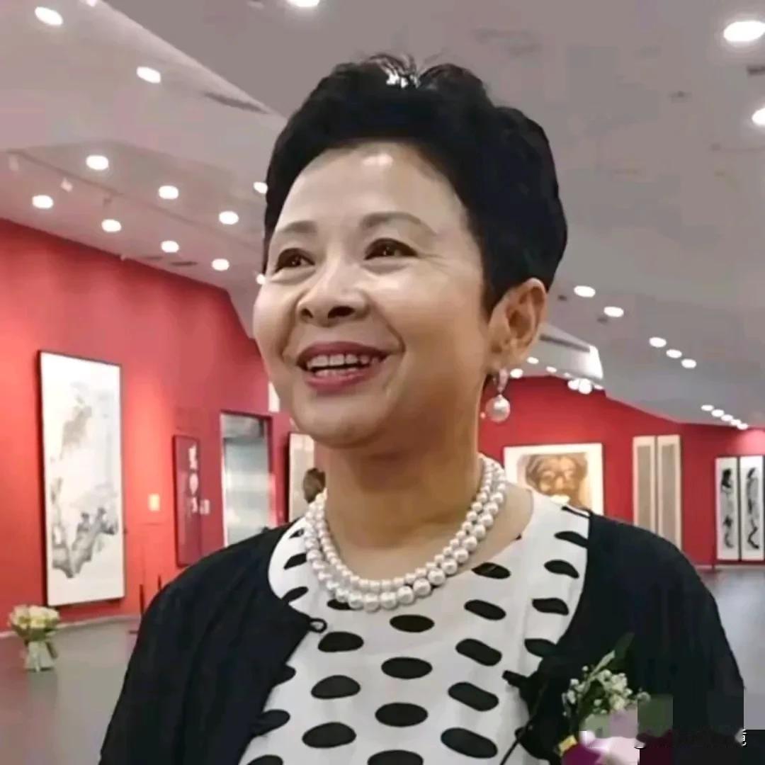 照片中这个女人62岁了,一眼看上去还有多少人认得她呢？
确实老了很多，但状态还可