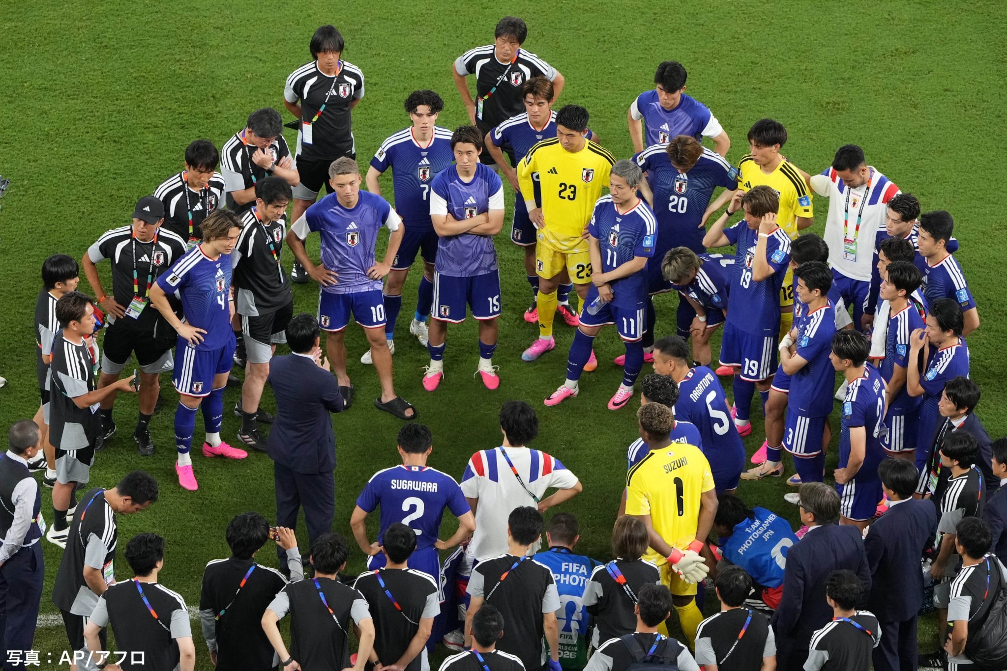 サッカー日本代表世界杯 尽管4球大胜，但日本代表例行围圈进行赛后总结，由森保一向