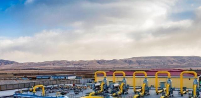 沙俄割走一百五十万平方公里，中国人记了一百多年，可今天，俄罗斯的油，中国的路；俄