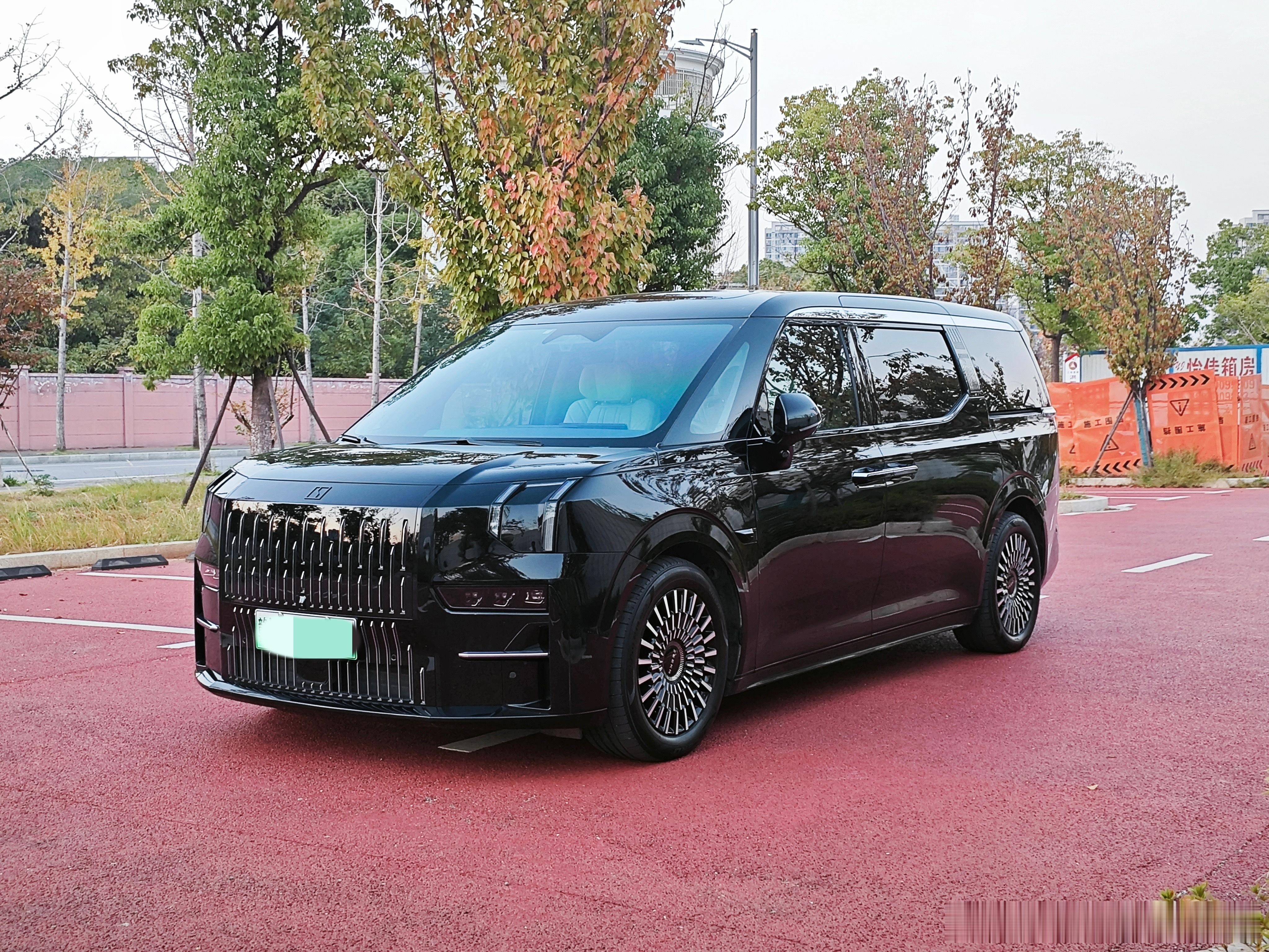 再到两台极氪……23年009，23年001You版……喜欢到店看车[开学季][开