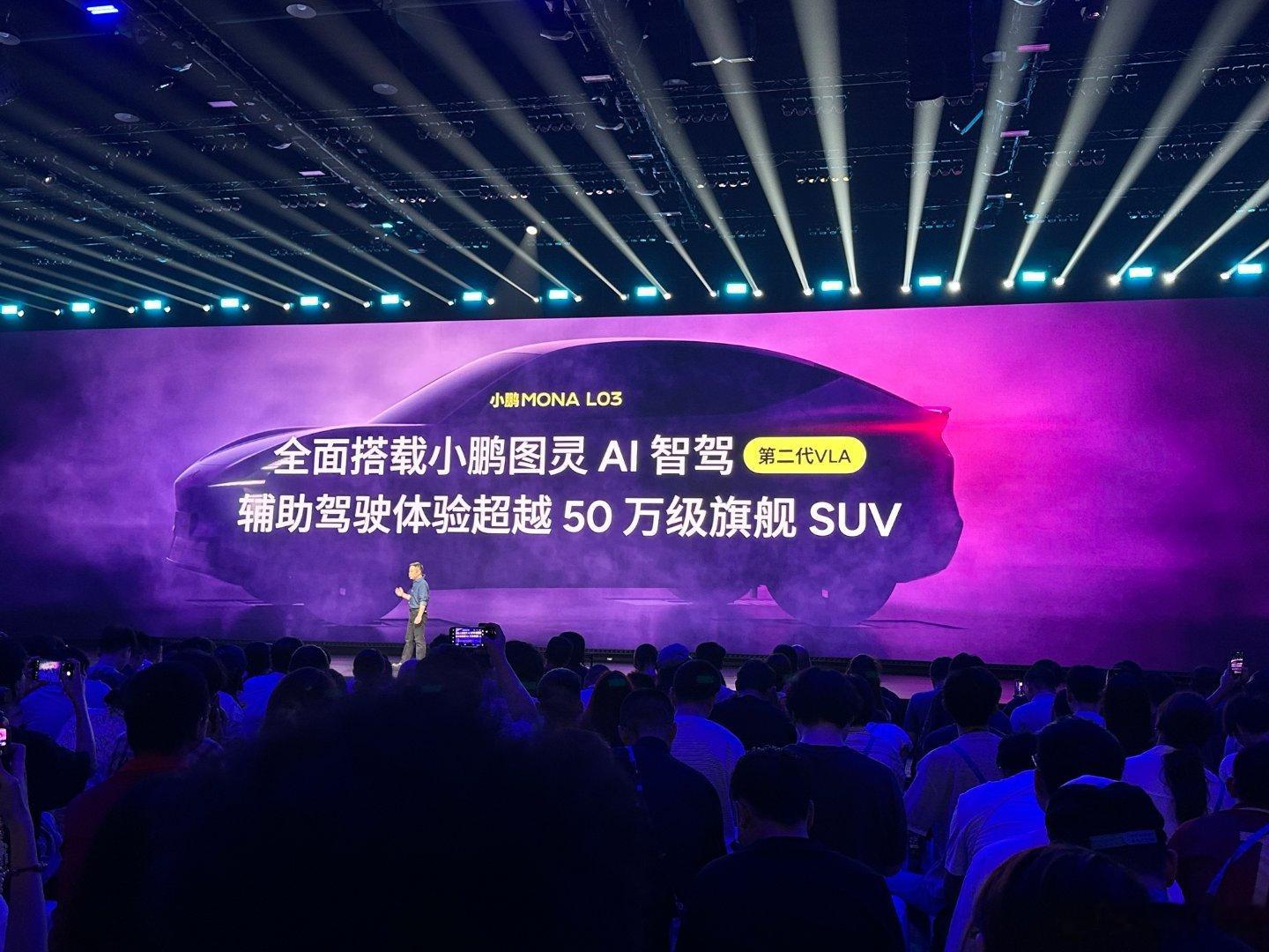 VLA2.0，法拉利设计师出品的外观，软包+天鹅绒，副驾零重力座椅，HUD，同级