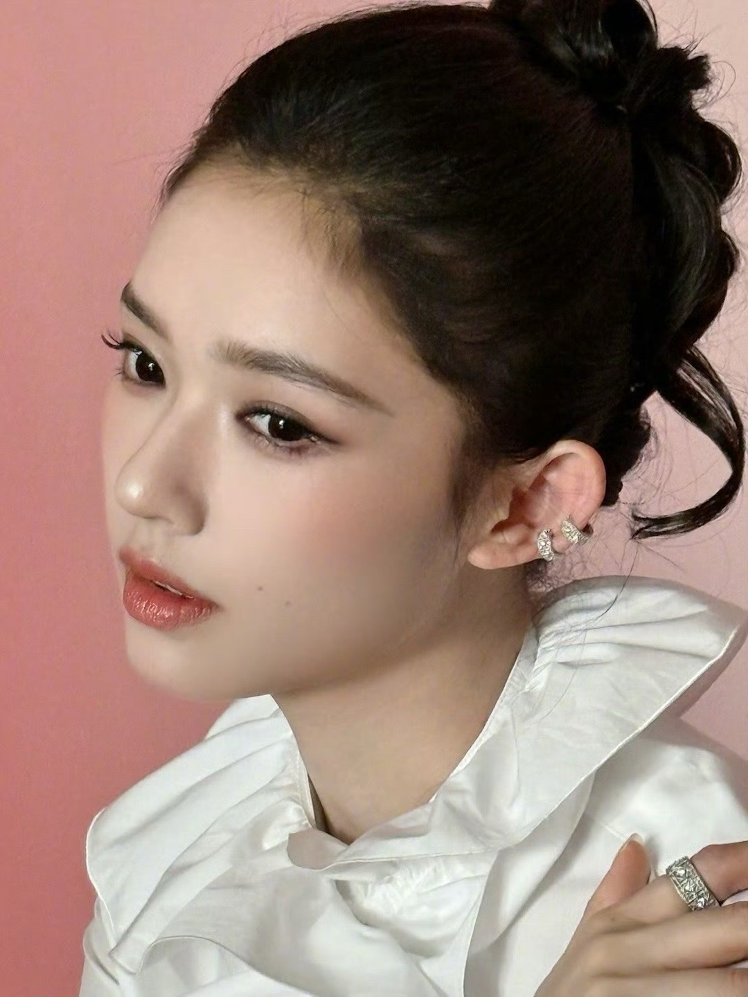 林允塔罗少女林允这个造型绝了！法式卷配塔罗牌，少女感十足，简直美到我的心巴上了！