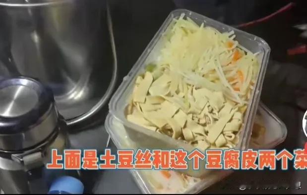 我被堵在了湖北高速的路上，村民在下面吆喝着20块钱一盒饭，我兄弟买了两盒回来，但