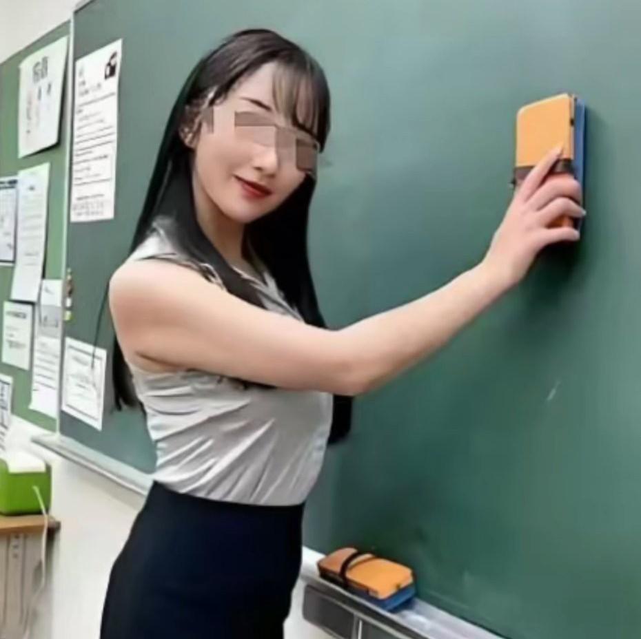 害人呐，连站在黑板前的身姿都是那么的妖娆。九八年出生的徐某是一个美女，用不露脸的