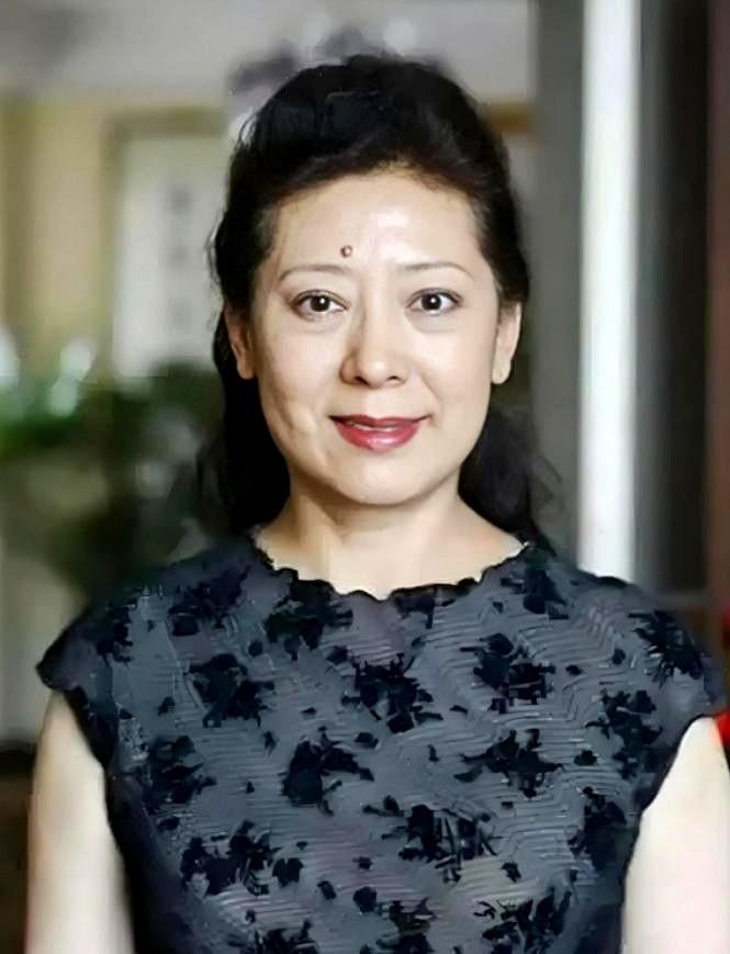 每次听关牧村的歌，都觉得声音里全是阳光，暖洋洋的。
真想不到，唱着《打起手鼓唱起