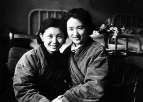 越剧、黄梅戏舞台艺术一家亲！
图一：越剧大师王文娟和黄梅戏大师严凤英年轻时的合影