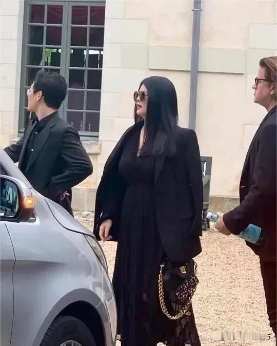 网友偶遇李湘在戛纳，一举一动富婆范儿十足，湘姐戴着的超钻戒好吸睛！ ​#李湘#