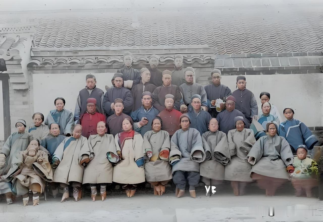 这张老合影是20世纪初拍的，一群老人裹着冬装穿得溜齐，跟排练过似的！有戴瓜皮帽的