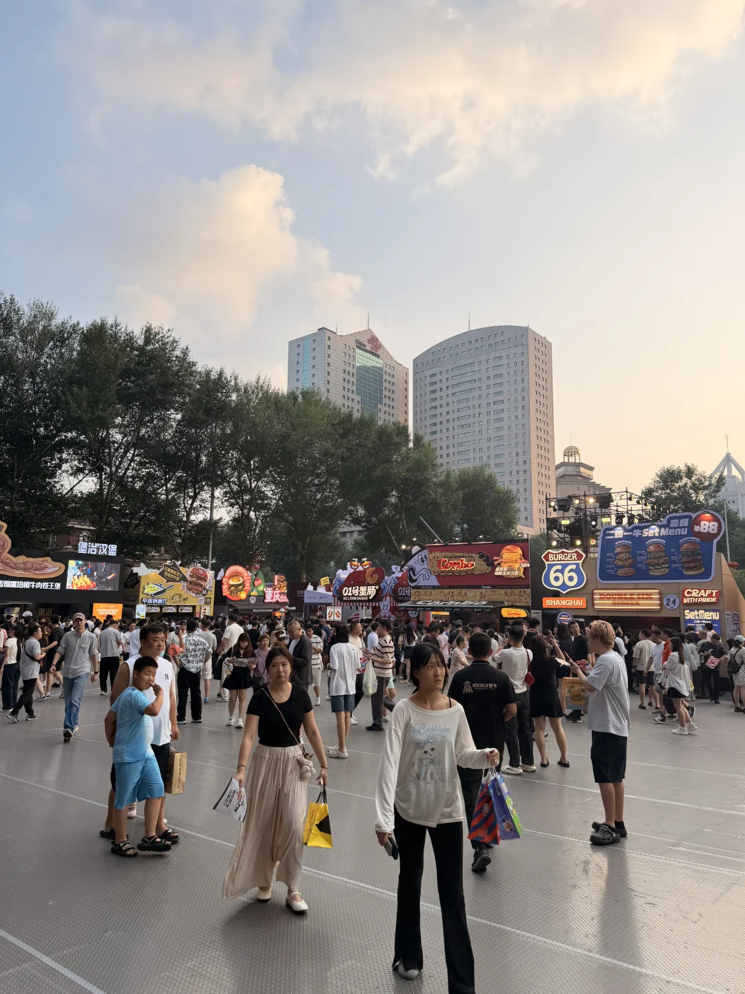 感觉万象城今天有一亿人。。。到底谁家好吃啊