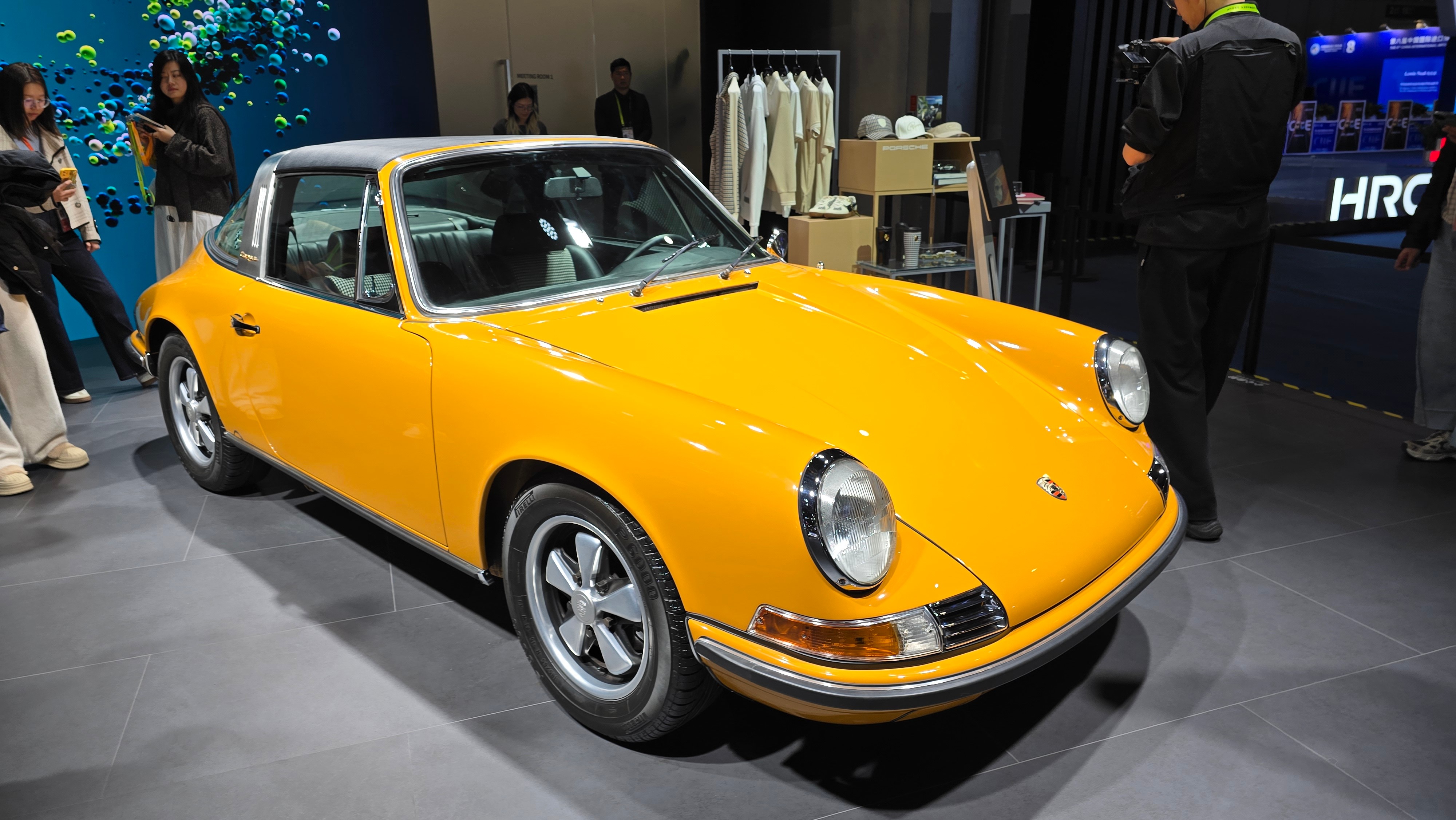 在上海进博会上见到了初代保时捷 911。单侧后视镜、可拆卸顶棚、五联表、后置六缸