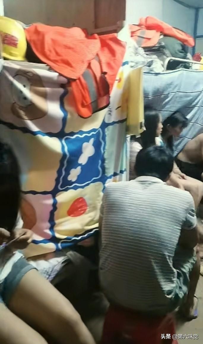 工棚挤得没处躲，奈何五十火气多，
同床恩爱想整活，屏住呼吸轻动作。
风吹起，声瑟