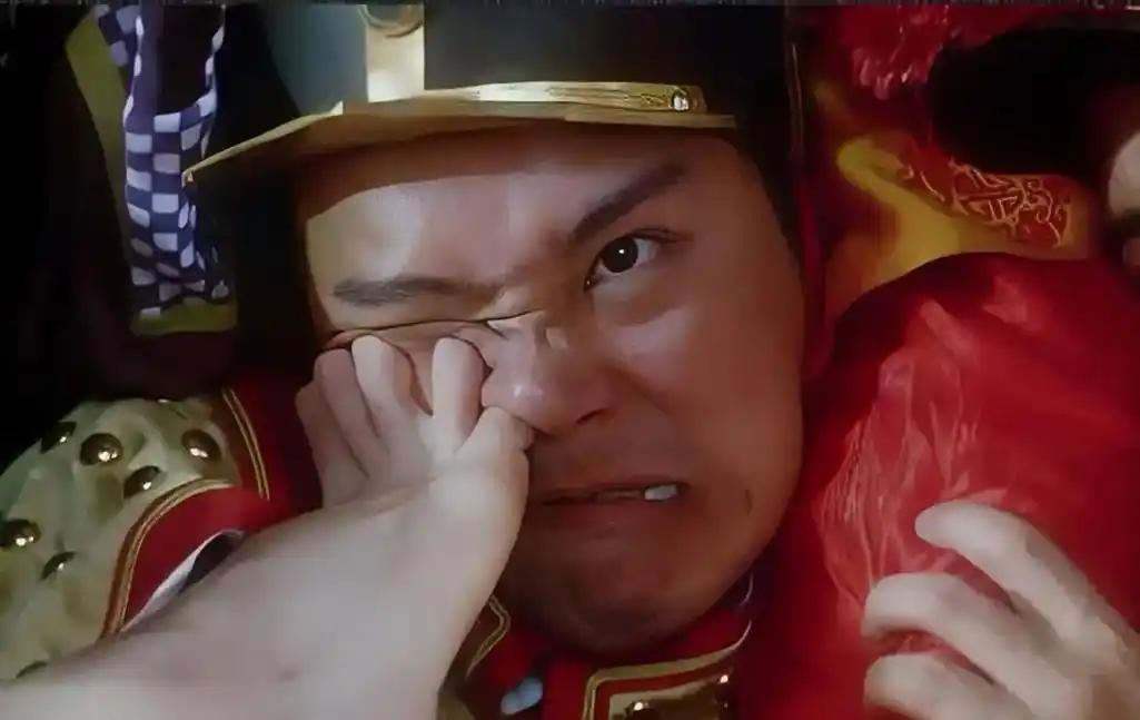 1992年，王晶拍摄《鹿鼎记》时，有一场脚趾头塞进鼻孔的戏，周星驰说：“除非是李
