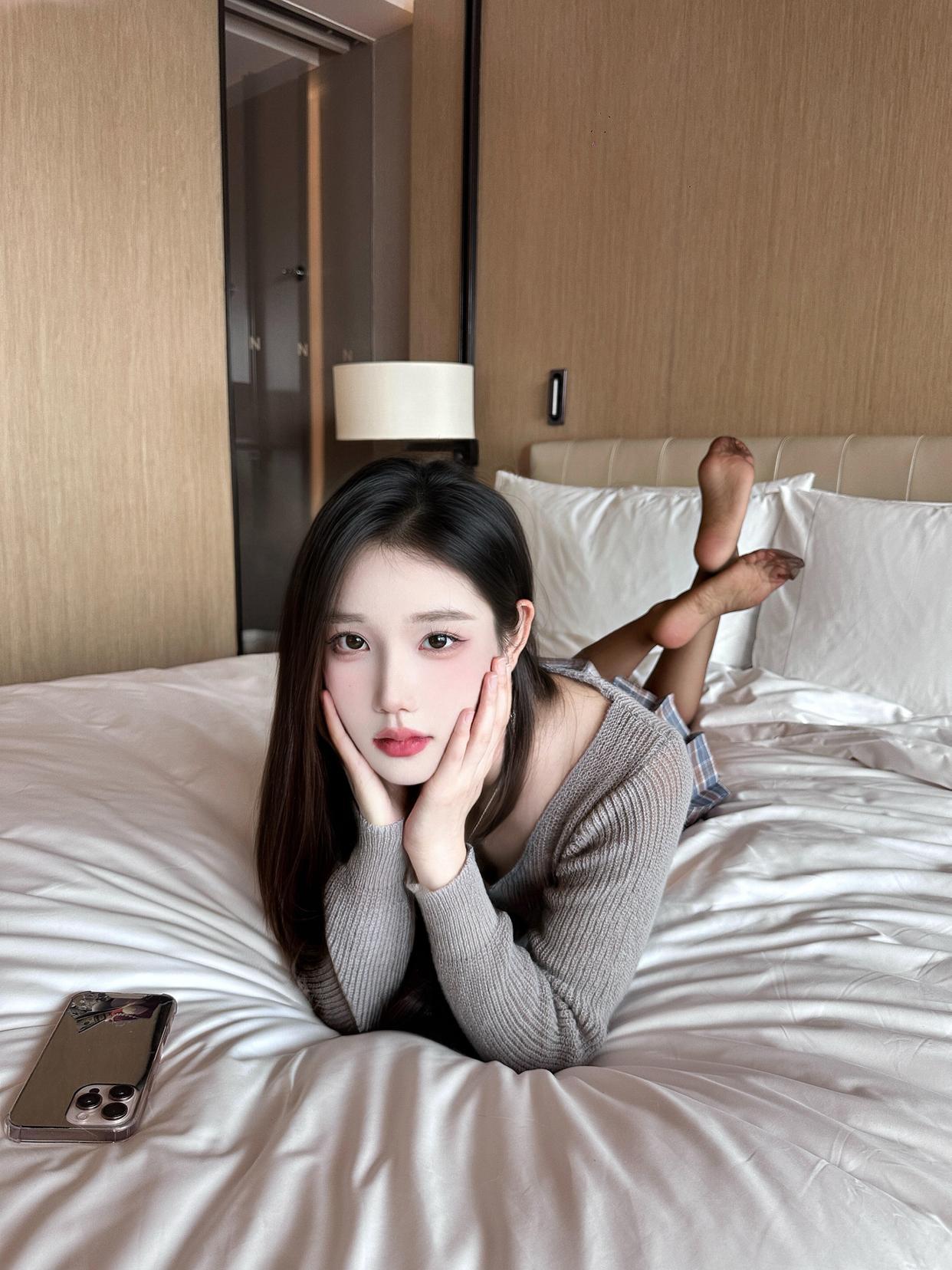 秀靥艳比花娇，玉颜艳比春红