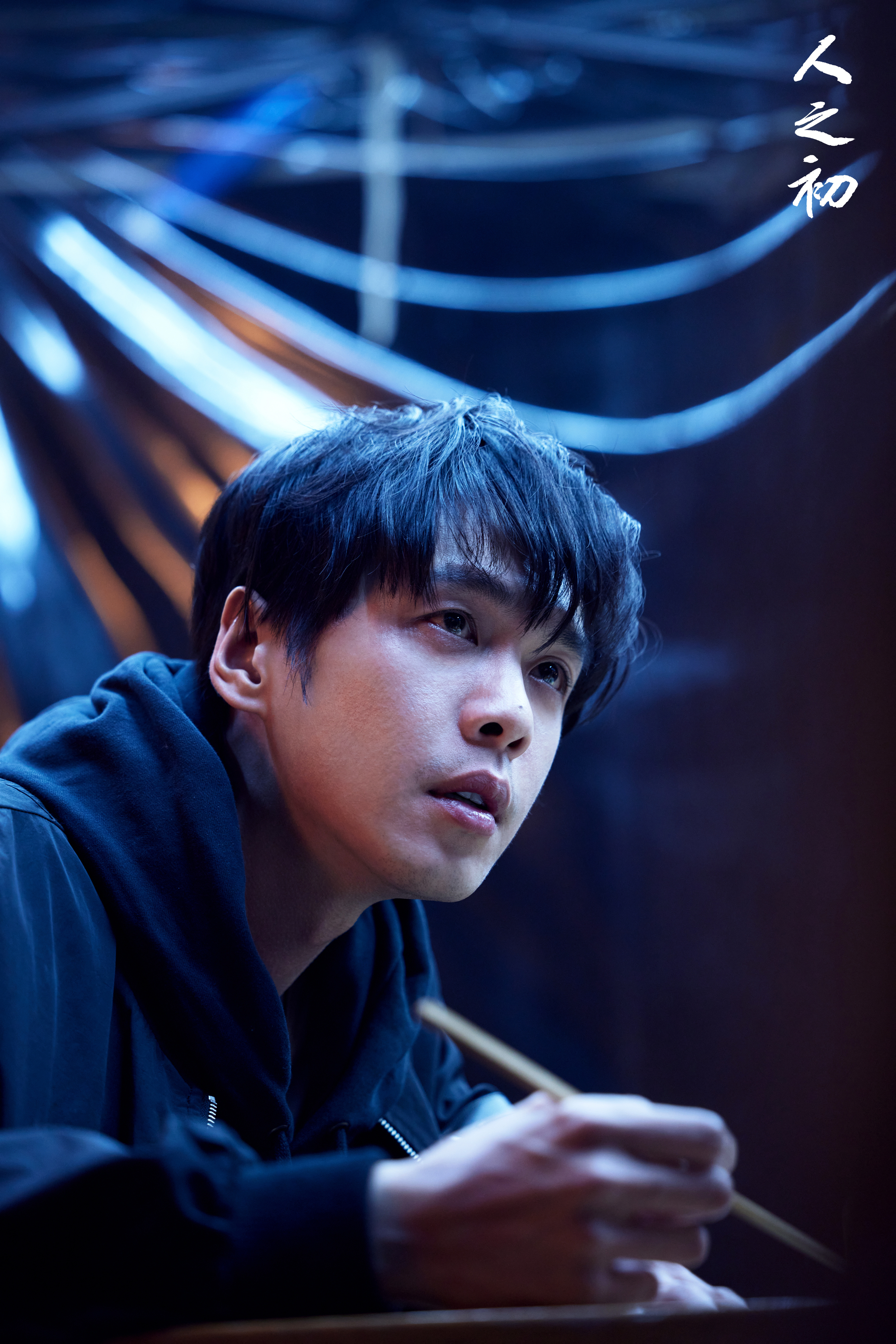 高风的养父对那个缉毒警的遗孤比对高风还要呵护备至，而且养父从小打高风，还严禁他去