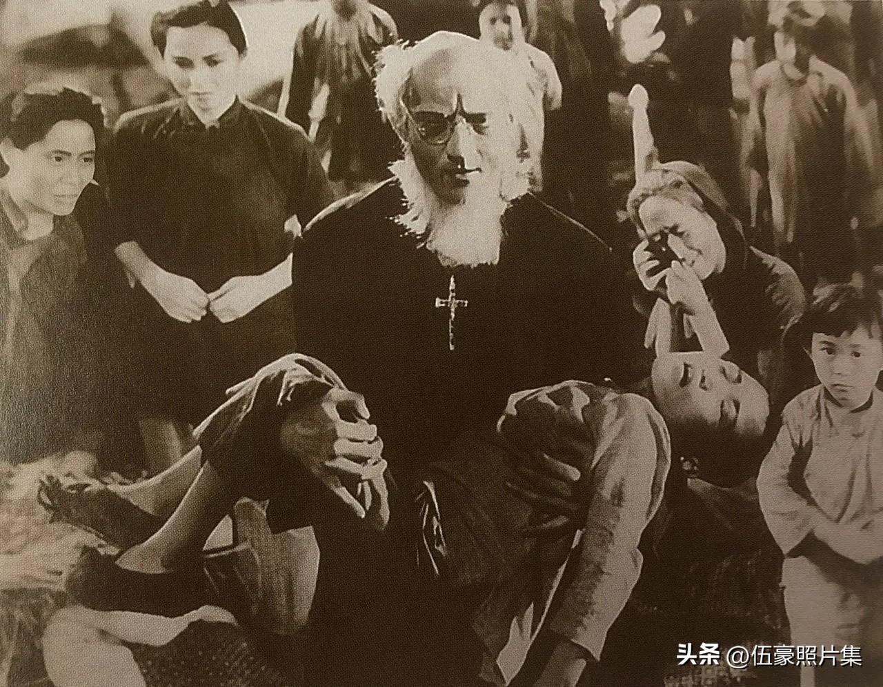 1946年，牛犇首登银幕出演沈浮导演的《圣城记》里的小牛子，也就是照片中躺在谢添