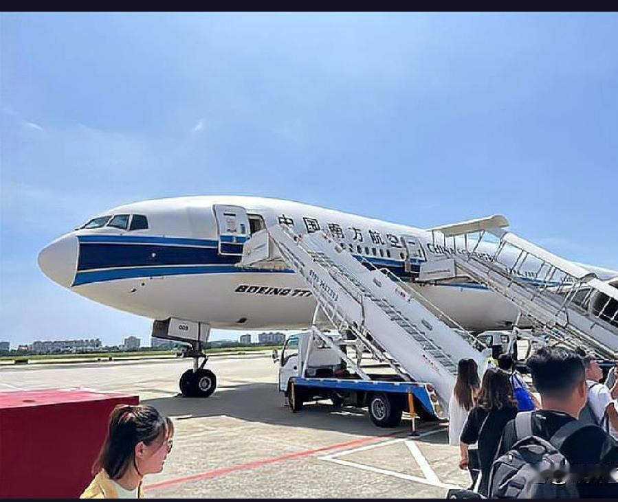 “五一”航班为何大规模取消？高油价与“无油可加”成双重打击。
近期国际航线，尤其