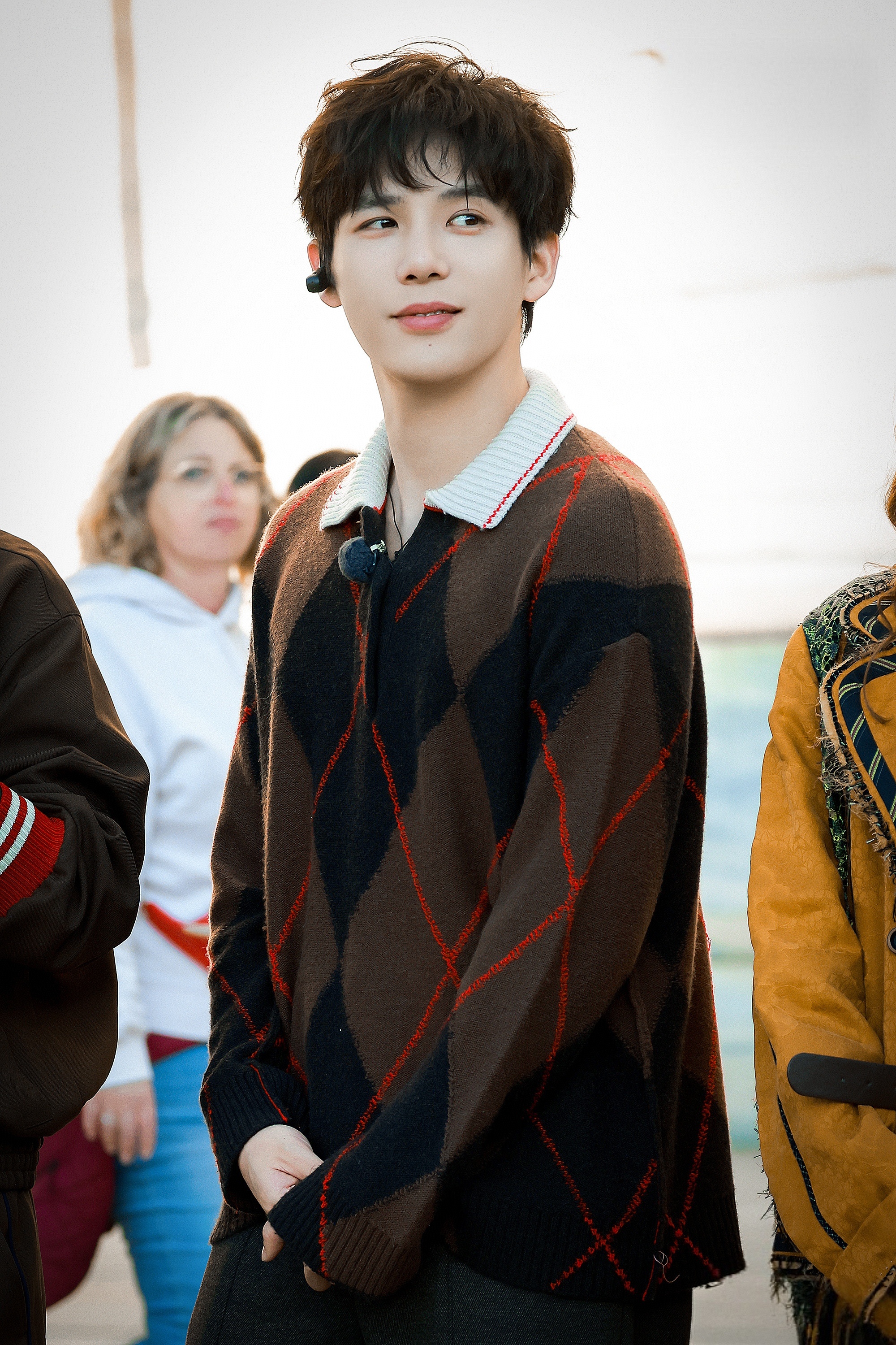 王安宇米兰路透 米兰路透！菱格毛衣搭配卷毛造型，又奶又帅。这身造型简直可爱与帅气