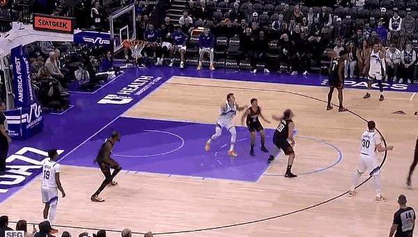 火箭防守出问题了，杜兰特一防二没防住


火箭这个防守回合，篮下挤满了人，杜兰特