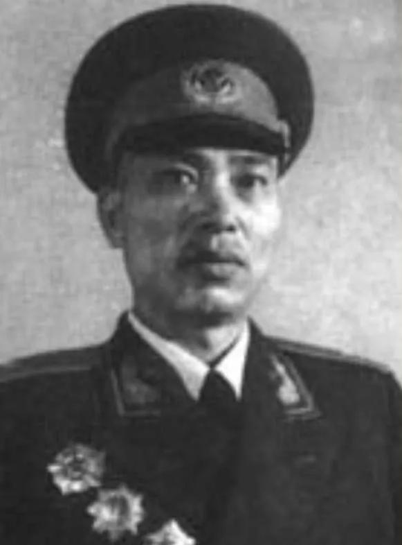 1950年4月，邱将军的父亲邱东传正在做饭，突然，一位邻居跑了过来说：老邱你儿子