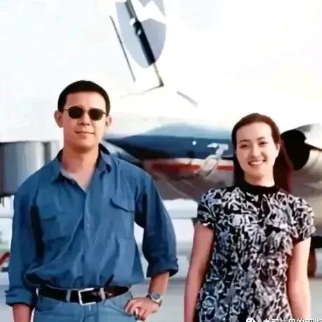 1992年，40岁的刘晓庆与姜文的一张合影。年轻时的刘晓庆长得太美了，而29岁的