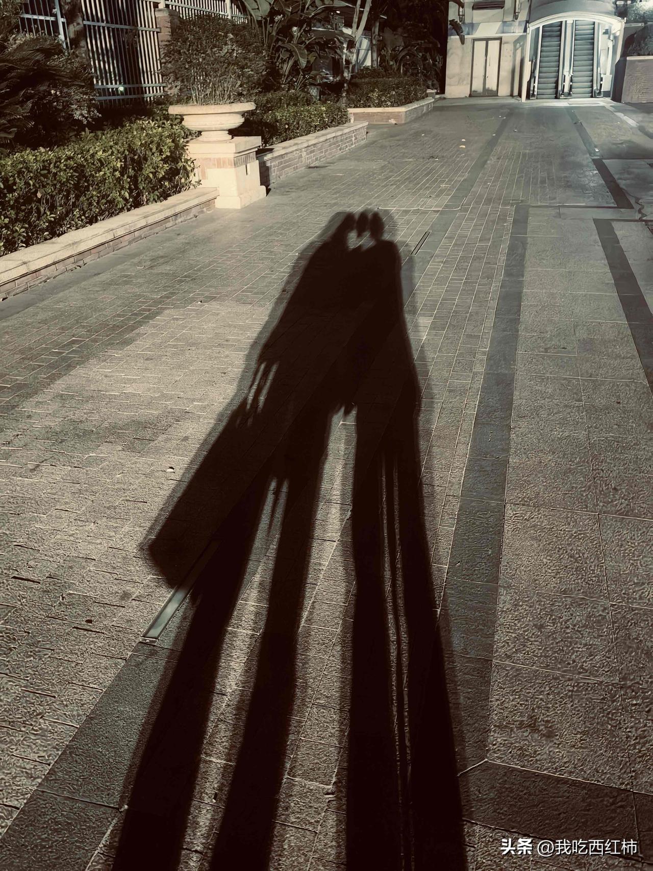 两个女孩子在一起要不要努力
我的回答是当然要，两个女孩子在一起，最难的不是爱，是