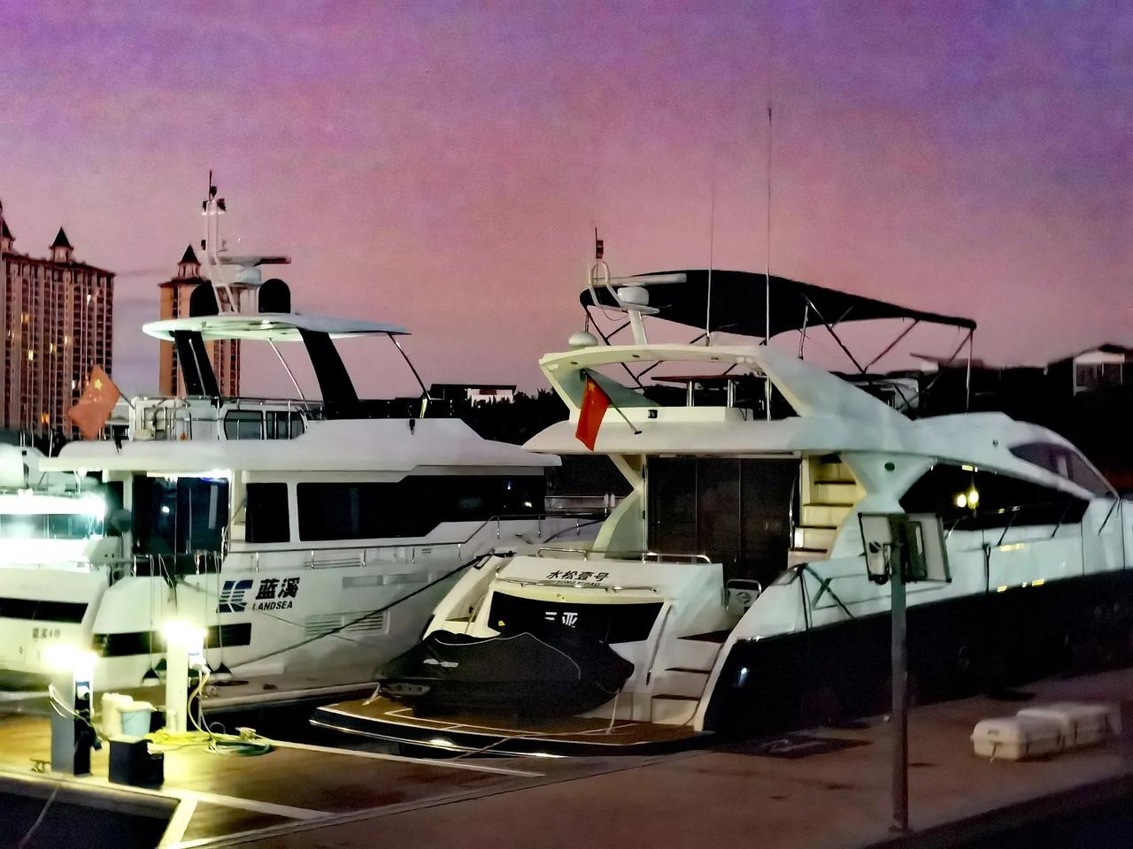游艇码头的夜晚静悄悄，出海一天的人们巳睡觉……(海南清水湾冬日随拍)