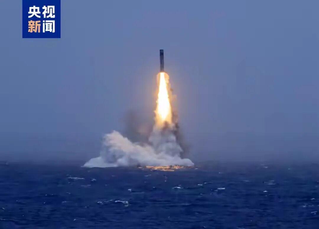 中国潜射洲际导弹，超40国说三道四，国内公知放言“中国树敌太多，应收敛些”
 