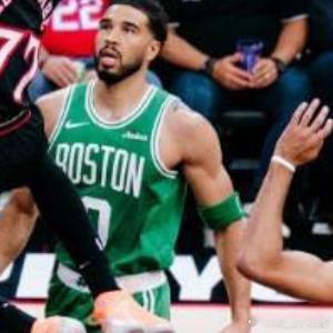 4月25日，NBA季后赛首轮比赛继续进行。费城76人队回到主场，再战波士顿凯尔特