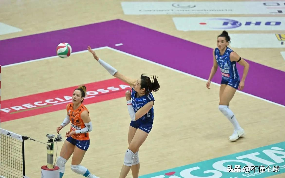 朱婷一早再传好消息：
拿下20分，33扣18中2拦，朱婷最近状态恢复的不错。
科