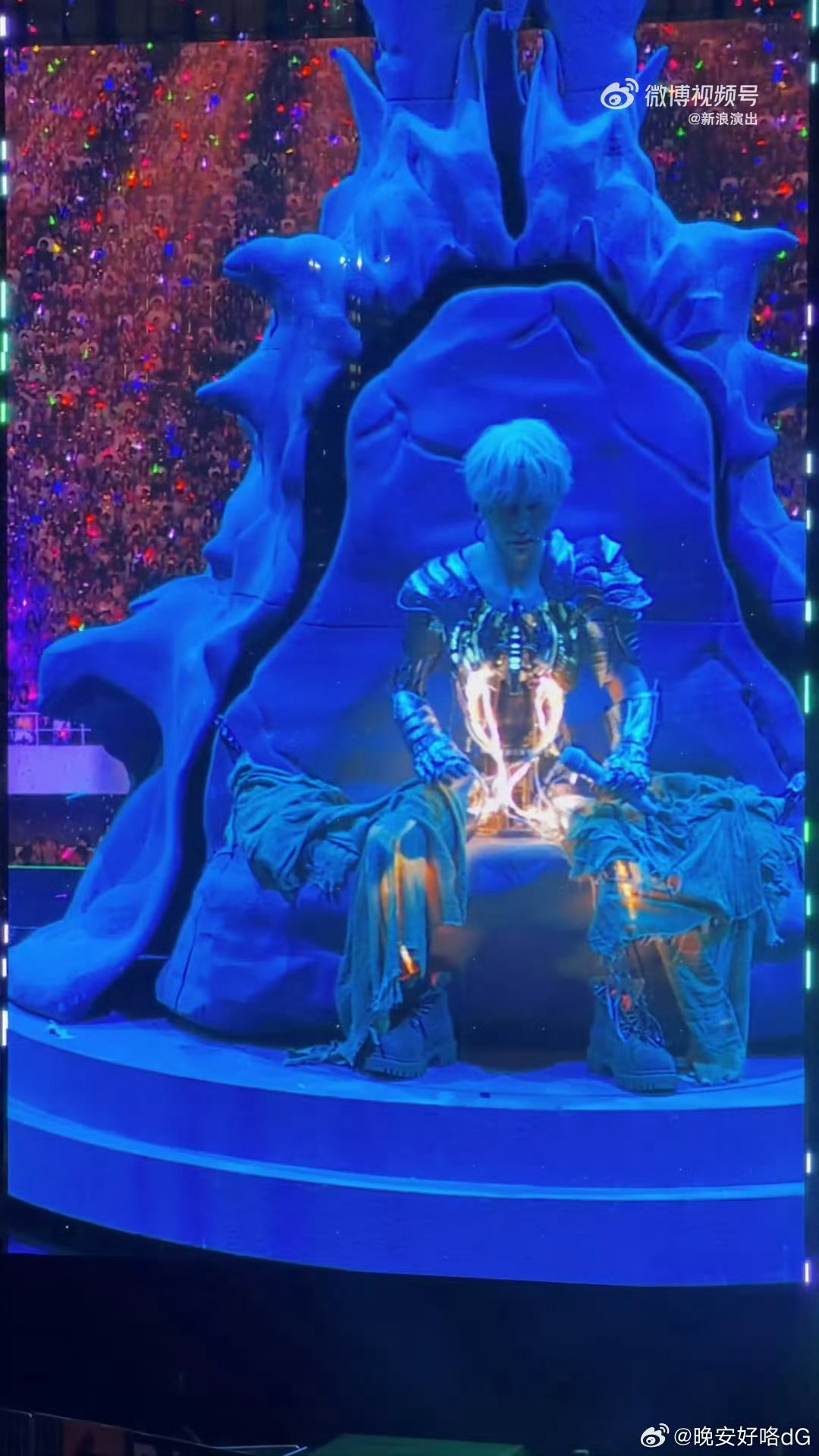 薛之谦与薛之谦Ai机器人共唱骆驼 这现场我能看亿遍！《骆驼》演唱中，AI机器人现