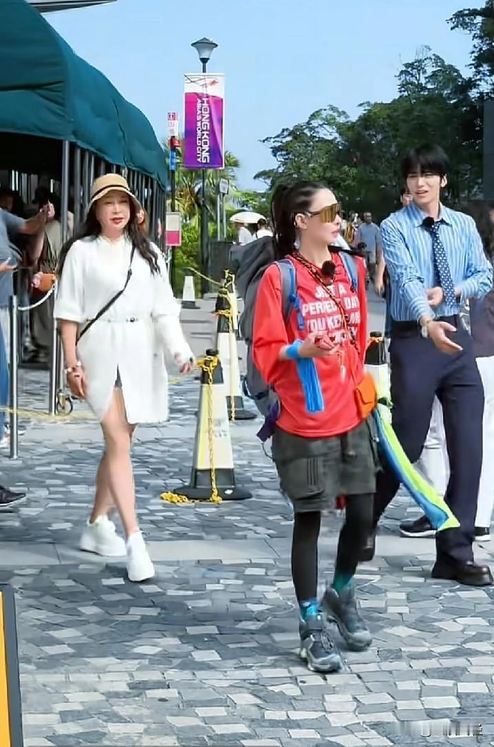 小太妹张柏芝旁边的是刘晓庆吗？真的太不可思议了。腿真美啊， 同龄的没几个敢露腿的