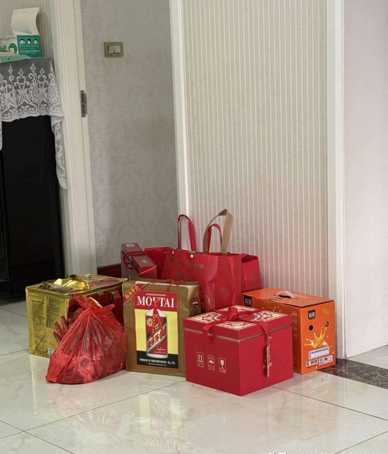 钱包鼓，礼品堆，人情薄？

公公有个外甥，

在外面开公司挺有钱的。

每次来家