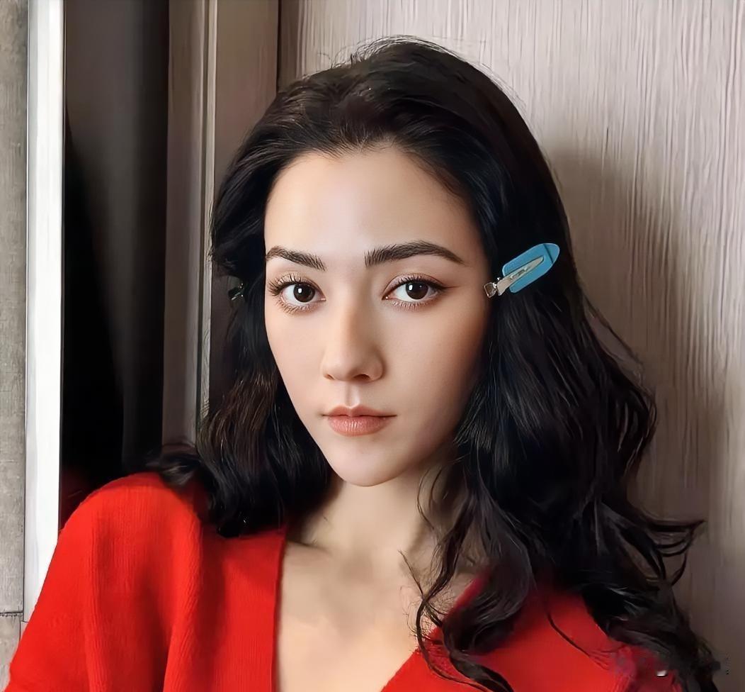 深挖乌尔善挑选妲己的考量，才知晓娜然身上，那份木讷反而恰巧是角色需要的
 
不少