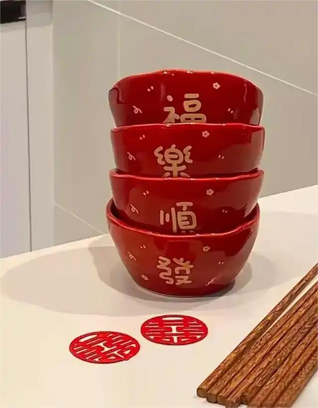 过年“添新碗”是流传已久的民俗，藏着国人对新年的美好期许。民俗中“碗”谐音“完”