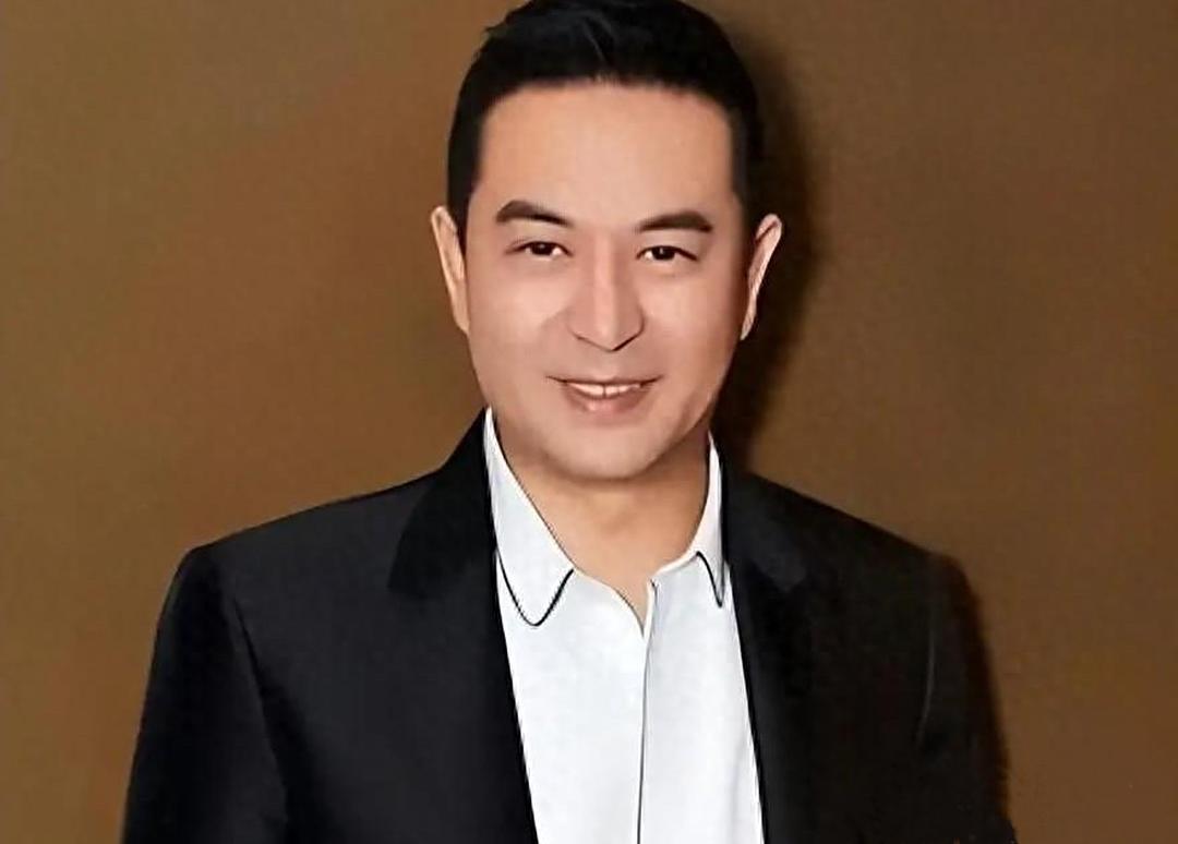 25年屹立不倒的张嘉译，竟突然宣布退圈，妻子王海燕听闻都落泪了。

张嘉译每天早