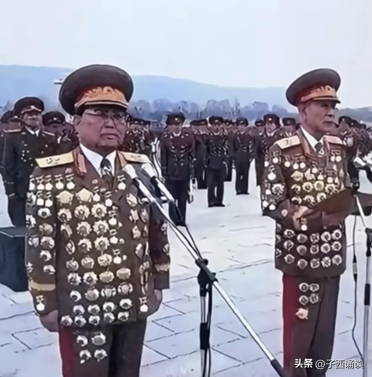 哈哈，这哥俩到底立了多少军功啊，勋章都挂到裤子上了！和平年代有那么多军功可立吗 