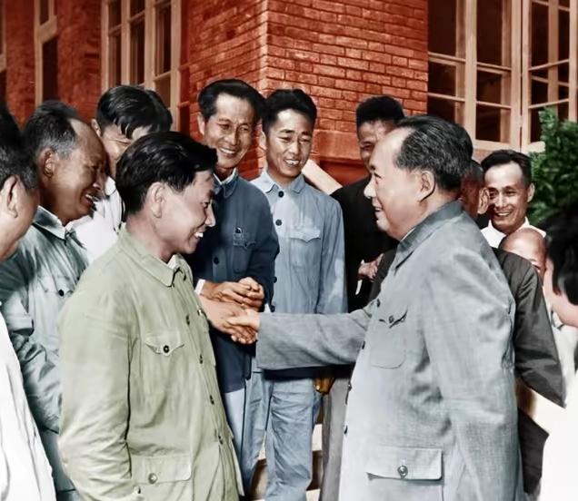 很多人都读过《水调歌头·重上井冈山》，但很少有人知道1965年主席上山路上，在永