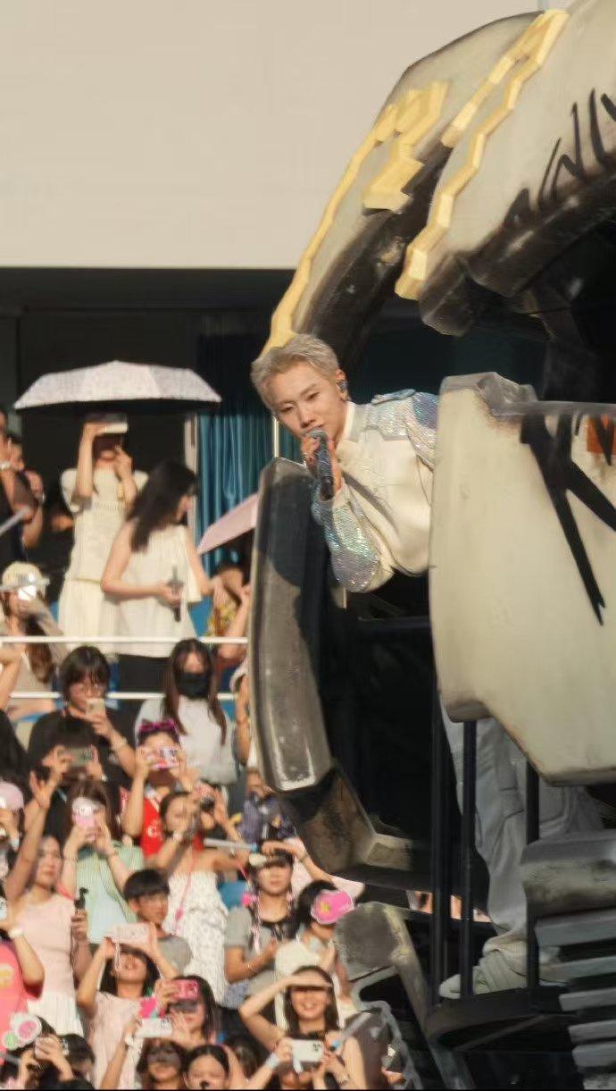 被阳光眷顾的汪苏泷演唱会 谁懂这份专属好运！之前汪苏泷巡演总遇上雨天，成都站直接