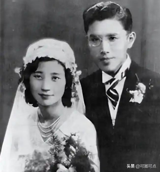 1993年，92岁的周培源爬到妻子的床边，用尽力气喊：我爱你！
 
那天他已经连