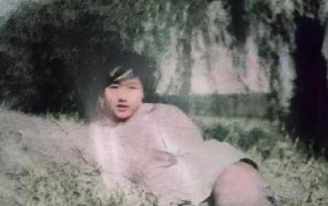 1938年，一名18岁女兵看见连长中弹倒地，连忙冲上前去，举起一块石头重重朝日军