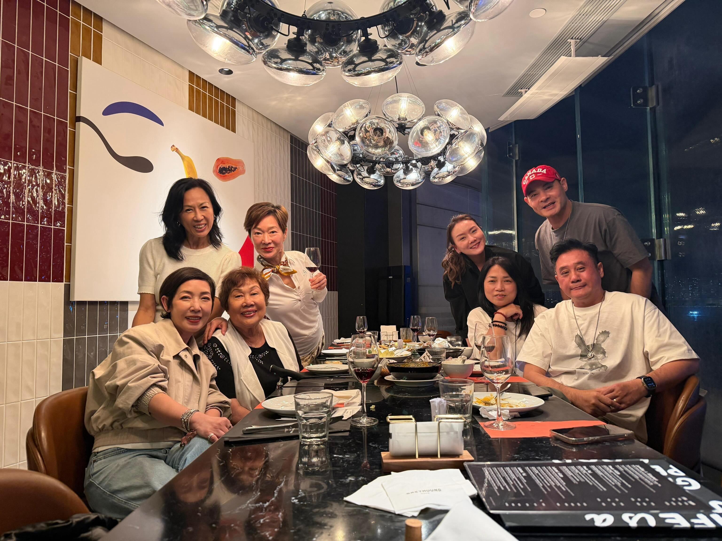 《闪电传真机》第一代主持聚会 
